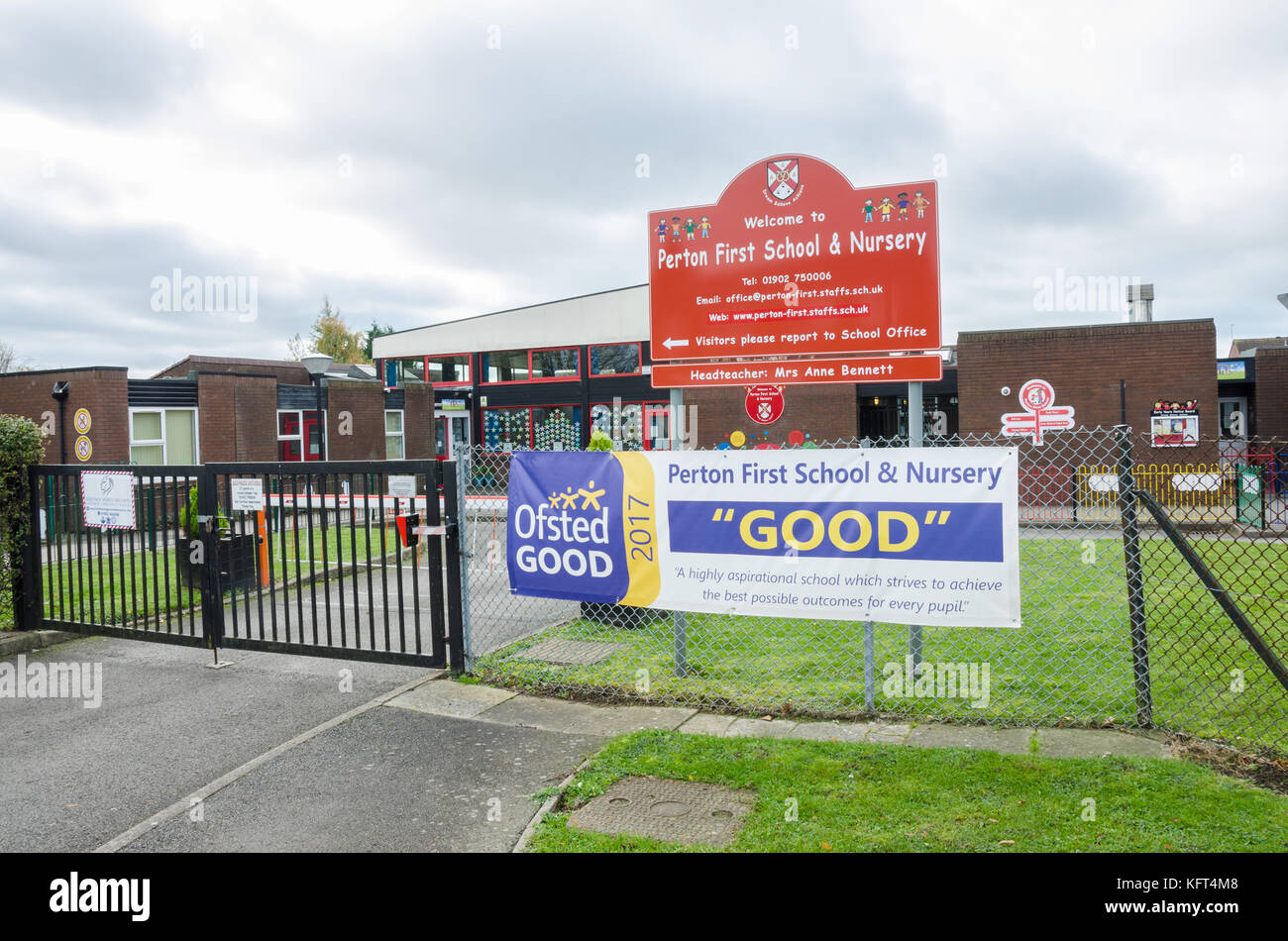 L'ingresso anteriore del Perton prima scuola in South Staffordshire vicino a Wolverhampton. Foto Stock