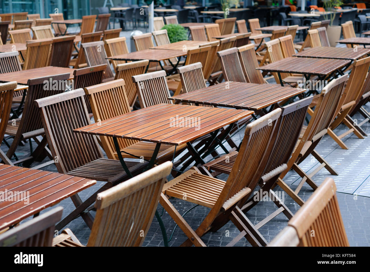 Svuotare il ristorante - sedie di legno e tavoli all'aperto Foto Stock