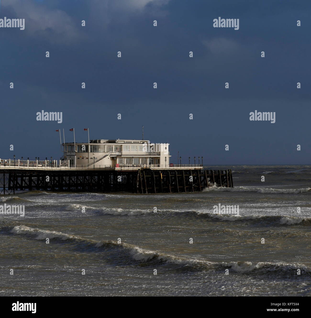 AJAXNETPHOTO. 2017. WORTHING Sussex, Inghilterra. -L'AUTUNNO GALES - mare mosso la pastella sulla costa. Foto:JONATHAN EASTLAND/AJAX REF:GX173110 388 2 Foto Stock