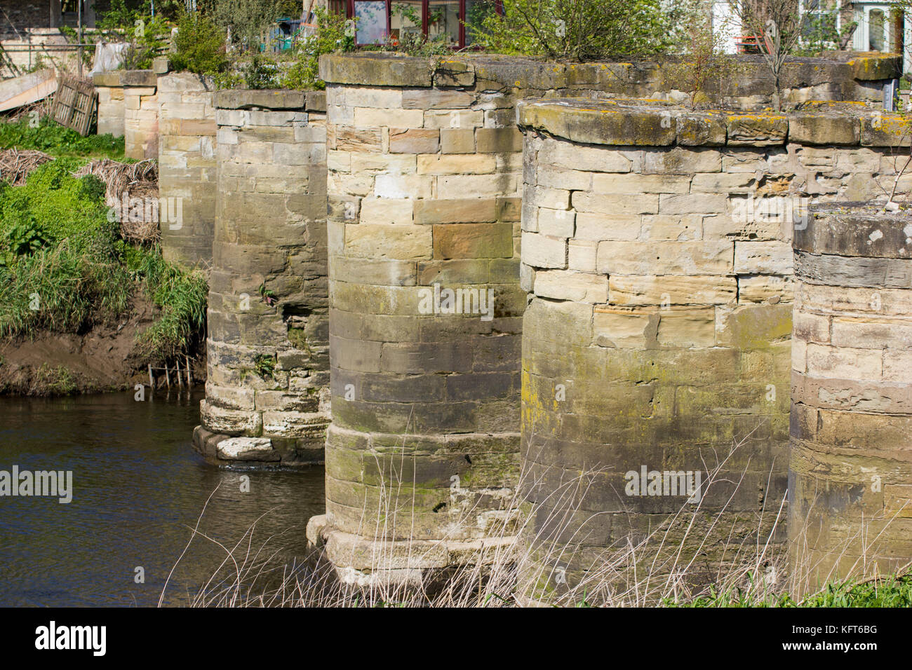 Resti del vecchio ponte a pedaggio attraverso il fiume aire tra CARLTON & snaith Foto Stock