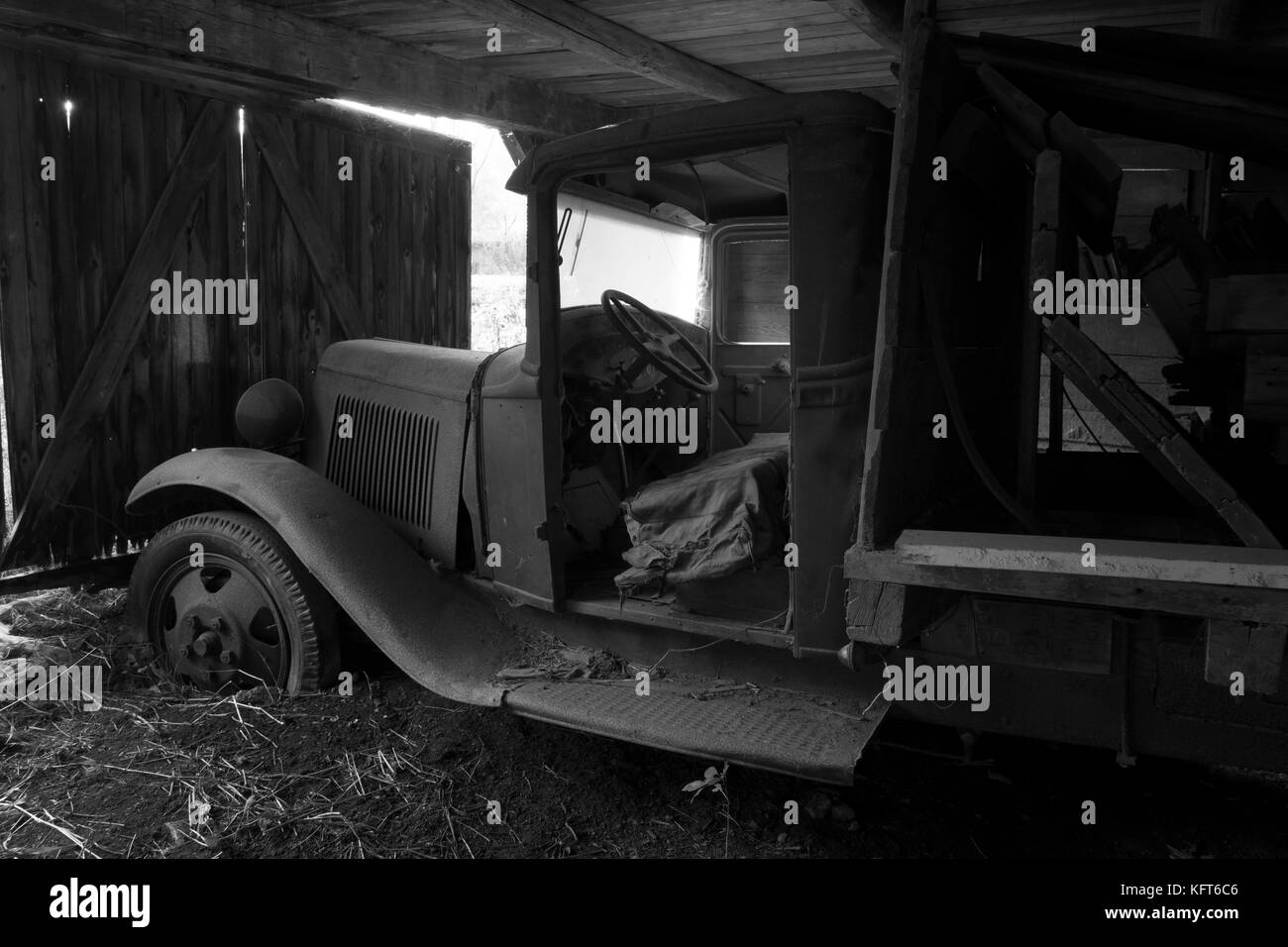 Un camion d'epoca è abbandonato in un vecchio fienile (anni '1800) in una fattoria nella campagna di Moretown, Vermont, Stati Uniti Foto Stock