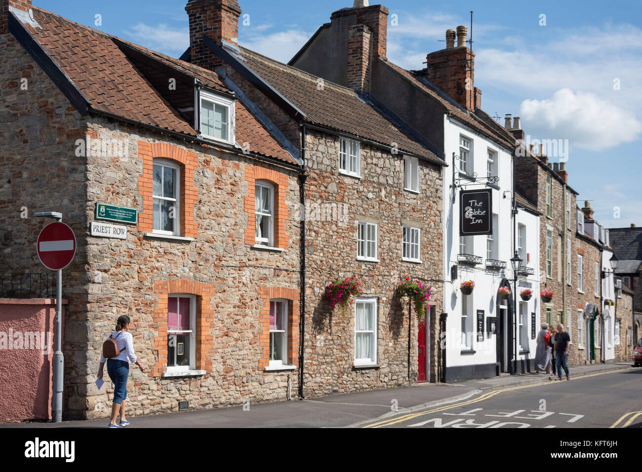 Il Globo Inn e il periodo cottages, sacerdote Row, pozzi, Somerset, Inghilterra, Regno Unito Foto Stock