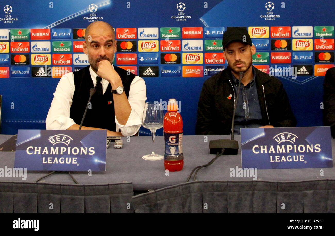 Napoli, Italia. 31 ott 2017. questa sera all'Hotel Vesuvio a Napoli vi è stata la conferenza stampa del Manchester City pullman, Josep guardiola e giocatore david Silva che ha risposto ai giornalisti' dubbi sulla classifica champions league di domani contro il Napoli. in foto guardiola - silva credito: Fabio sasso/Pacific press/alamy live news Foto Stock