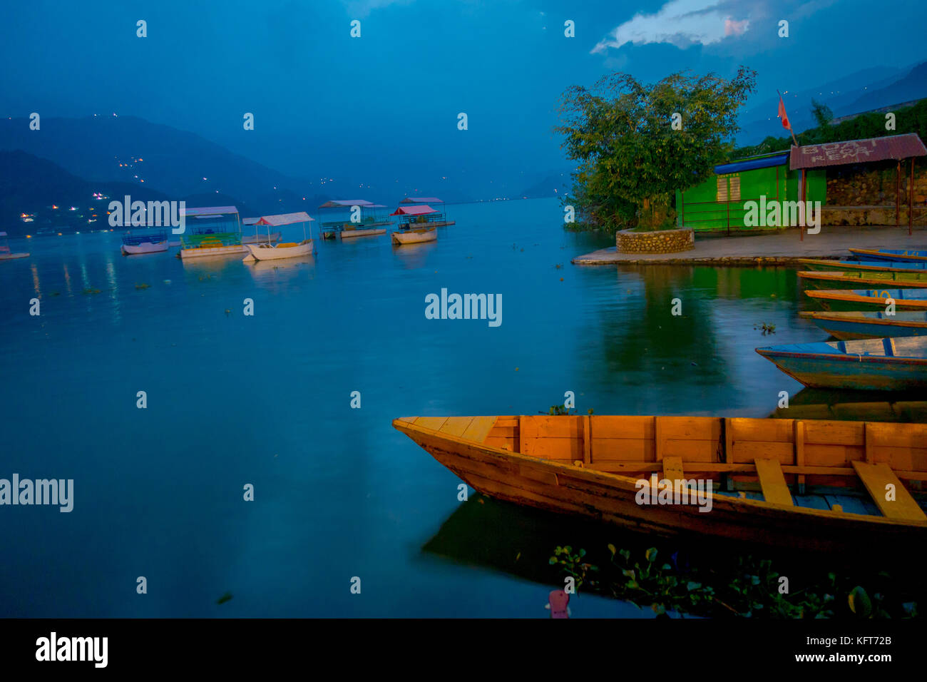 Pokhara, Nepal - 04 settembre 2017: la splendida vista delle barche sul lago di Pokhara in Nepal Foto Stock