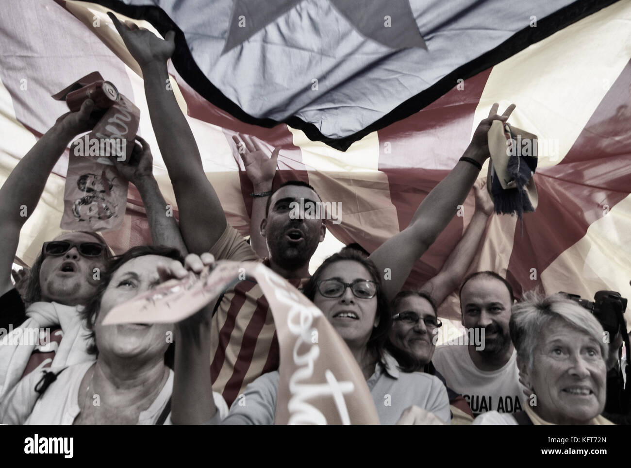 Onda di migliaia di bandiere e di celebrare nelle strade di Barcellona il 27 ottobre 2017, a seguito dell'annuncio che la Catalogna ha dichiarato la propria indipendenza fr Foto Stock