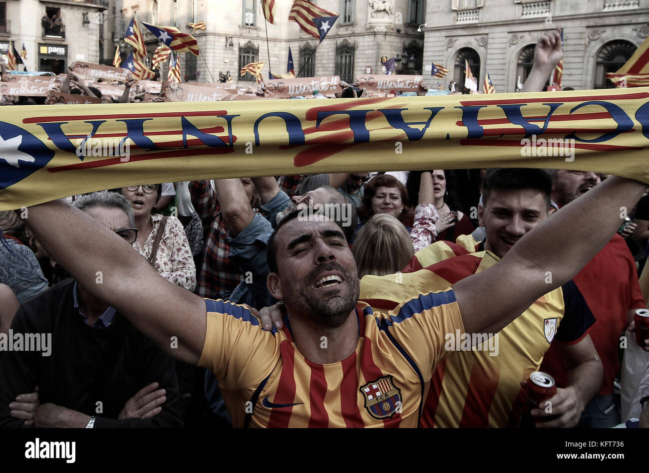Onda di migliaia di bandiere e di celebrare nelle strade di Barcellona il 27 ottobre 2017, a seguito dell'annuncio che la Catalogna ha dichiarato la propria indipendenza fr Foto Stock