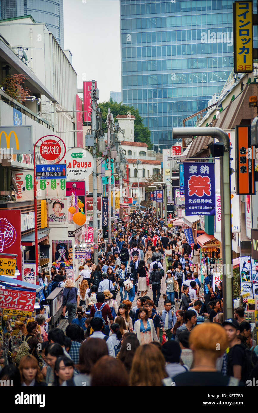 Takeshita street a Tokyo, molto famoso e alla moda e posto per giovani giapponesi Foto Stock