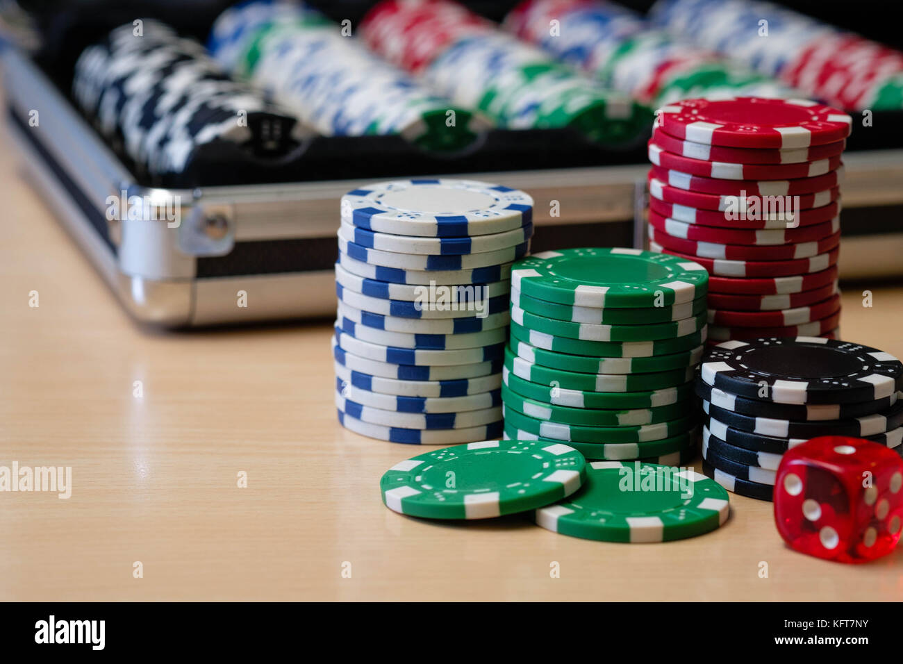 Casino Poker chips e tagliare a dadini Foto Stock