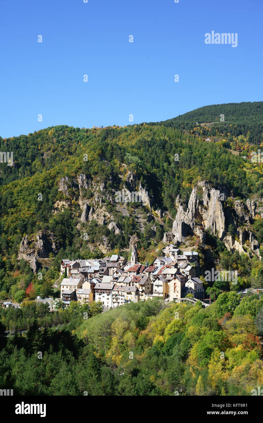 Piccolo borgo medievale in un ambiente pittoresco di scogliere e colori autunnali. Péone, entroterra della Riviera francese, Alpes-Maritimes, Francia. Foto Stock