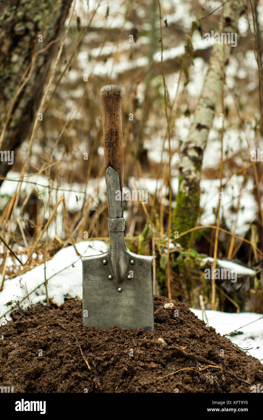 Russia, perm - settembre, 30, 2017: imperial russian ww1 fanteria pala piatta, bloccato nel terrapieno di terracotta sullo sfondo di una offuscata sno Foto Stock