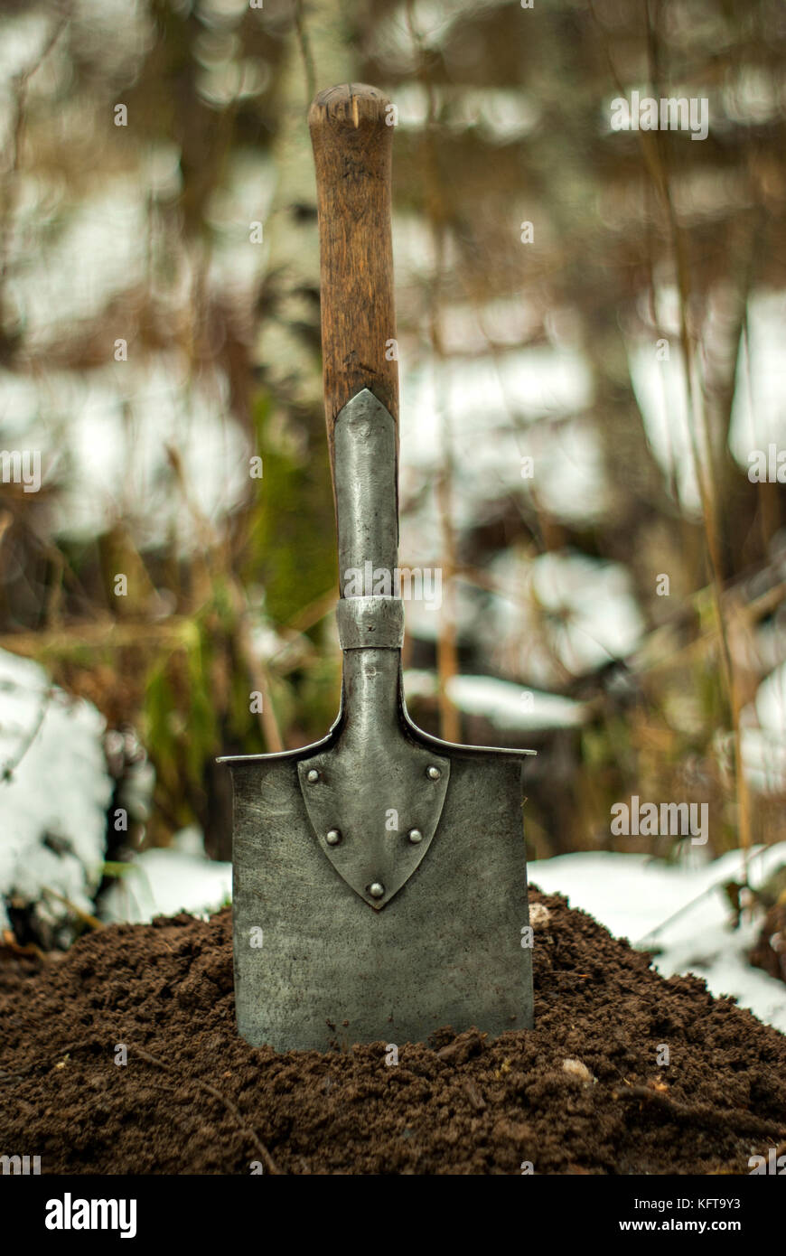 Imperial Russian ww1 fanteria pala piatta, bloccato nel terrapieno di terracotta sullo sfondo di una offuscata paesaggio innevato Foto Stock