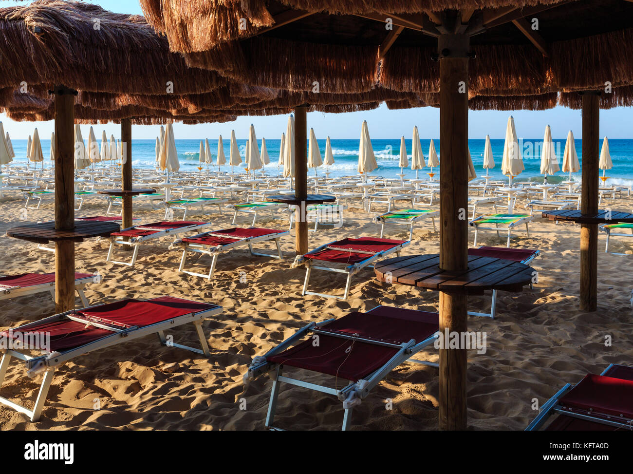 Mattina paradise spiaggia di sabbia bianca di Maldive del Salento con  ombrelloni e sdraio (pescoluse, salento Puglia sud Italia). Il più bel mare  sa Foto stock - Alamy