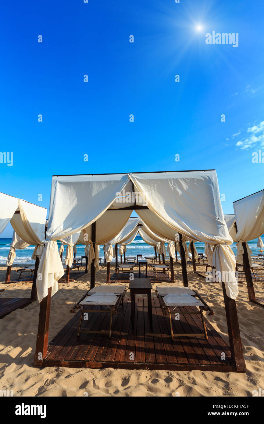 Spiaggia di lusso tende tettoie su sunshiny mattina paradise spiaggia di sabbia bianca di Maldive del salento (pescoluse, salento Puglia sud italia).La maggior parte beau Foto Stock