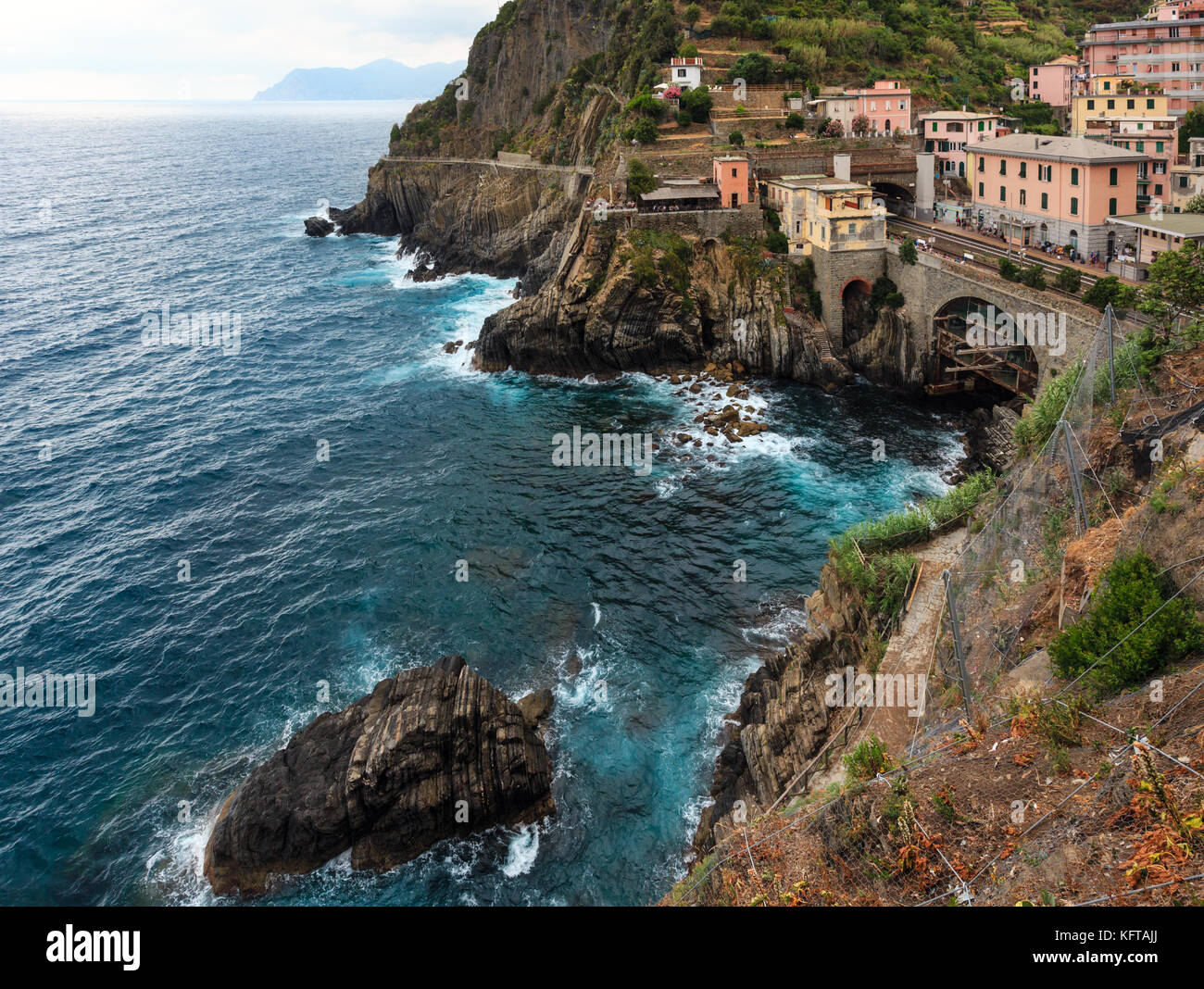 Bella estate manarola - uno dei cinque famosi villaggi del parco nazionale delle cinque terre in Liguria, Italia. Foto Stock