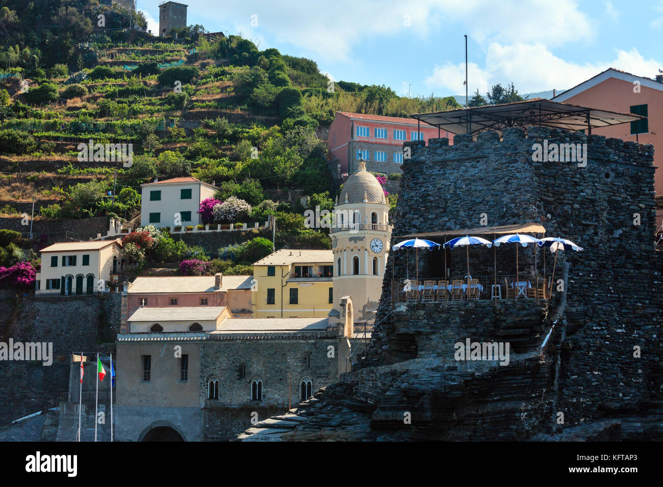 Bella estate vernazza vista. uno di cinque famosi villaggi del parco nazionale delle cinque terre in Liguria, Italia. Foto Stock