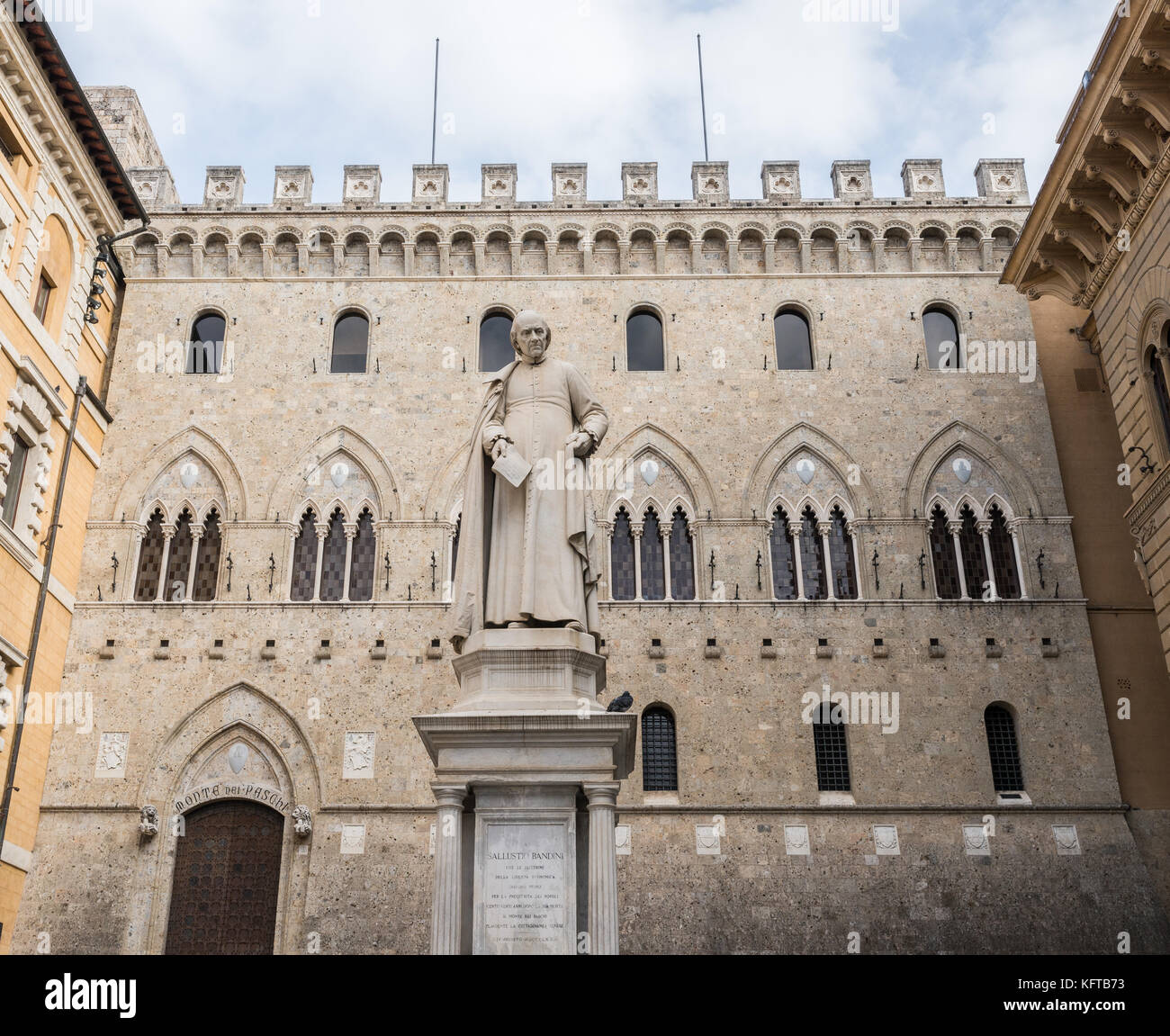 Sede a siena, Italia di Banca Monte dei Paschi di Siena, la più antica  banca superstite nel mondo e passando da problemi finanziari Foto stock -  Alamy