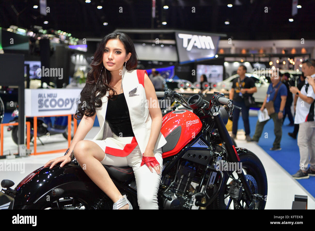 NONTHABURI - MARZO 28: Honda motocicletta con un modello non identificato sul display alla trentottesima Bangkok in Thailandia International Motor Show 2017 Il 28 marzo 201 Foto Stock