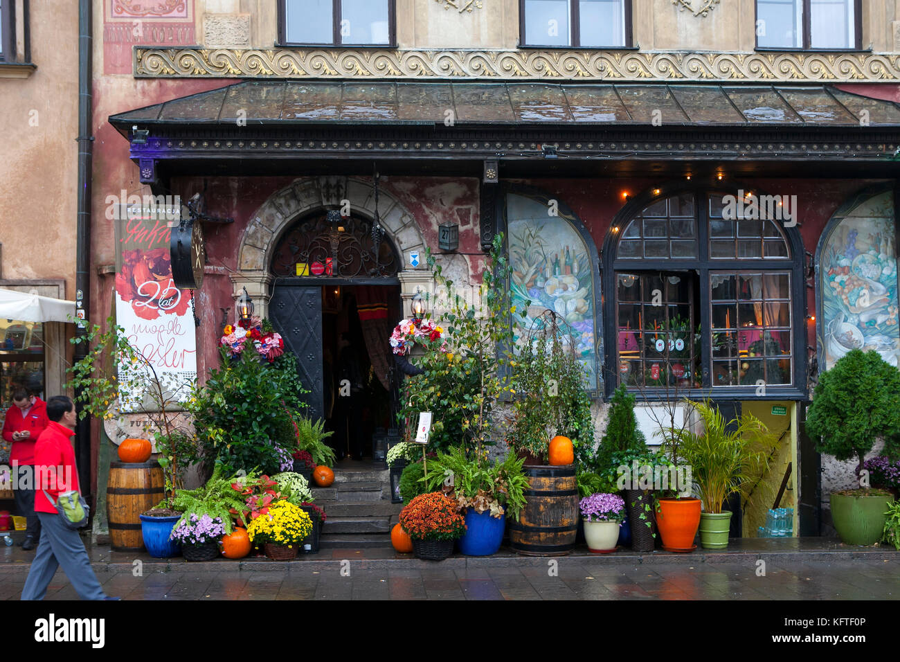 Varsavia, Polonia - 20 ottobre 2017 l'ingresso anteriore del famoso ristorante polacco U Fukiera in Stary Rynek di Varsavia. Foto Stock