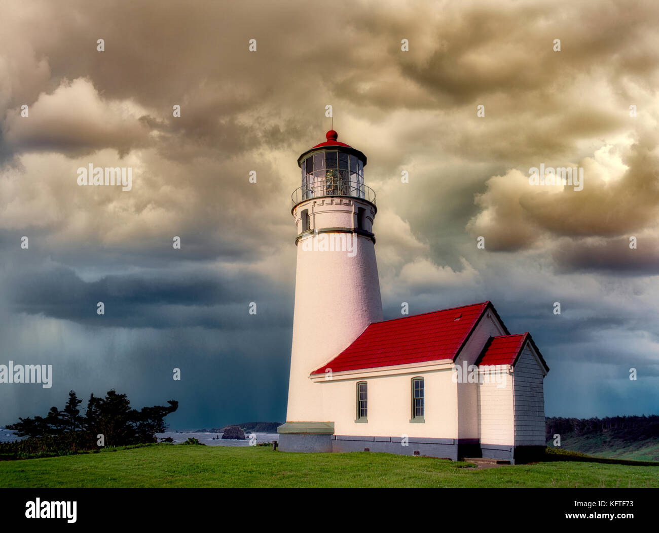 Orizzontale, sentinella, faro di Cape Blanco, cielo tempestoso, Oregon, medio, tempesta, tempeste, cloud, nuvole, nuvoloso, meteo, nuvole scure, nuvole scure, clou Foto Stock