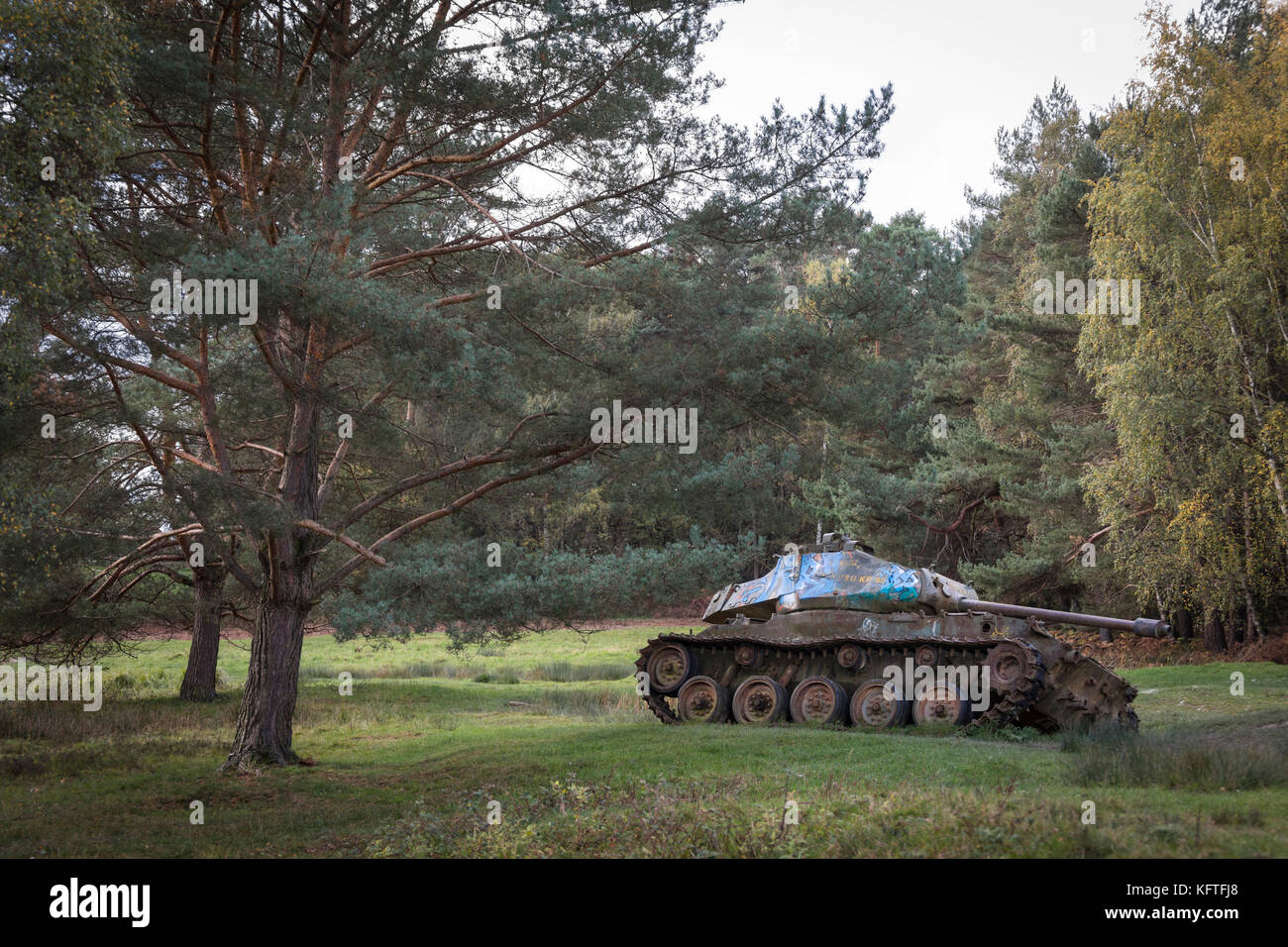 Storico di dumping M47 Patton serbatoio dietro a sinistra nel bosco Foto Stock