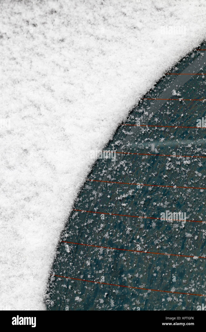 La neve sulla macchina Foto Stock