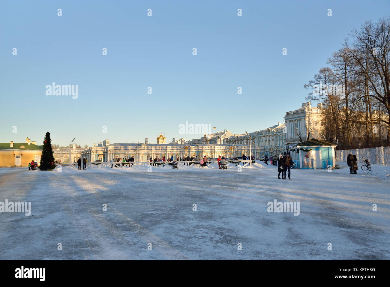 St.PETERSBURG, Russia - 22 gennaio 2016: all'aperto Pattinaggio su ghiaccio vicino al Palazzo di Caterina d'inverno. Carskoe Selo. Pushkin. Foto Stock