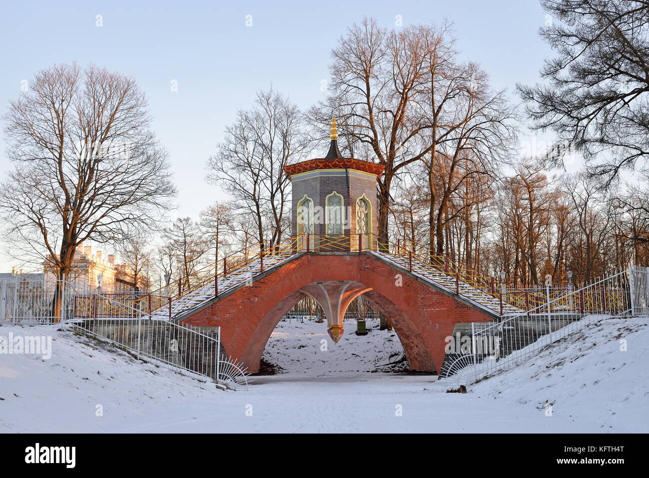 Attraversare il ponte nel parco alexander in inverno. pushkin, ZAR Foto Stock