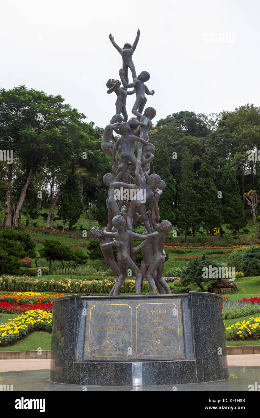 La scultura "continuità" del Mae Fah Luang giardino, Doi Tung royal villa, provincia di Chiang Rai, Thailandia. Foto Stock