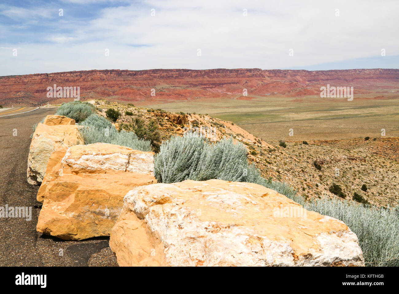 Le rocce grandi segnano il bordo dell'area di parcheggio in Vista sul Canyon House Rock Foto Stock