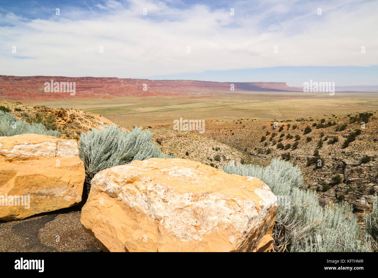 Le rocce grandi segnano il bordo dell'area di parcheggio in Vista sul Canyon House Rock Foto Stock