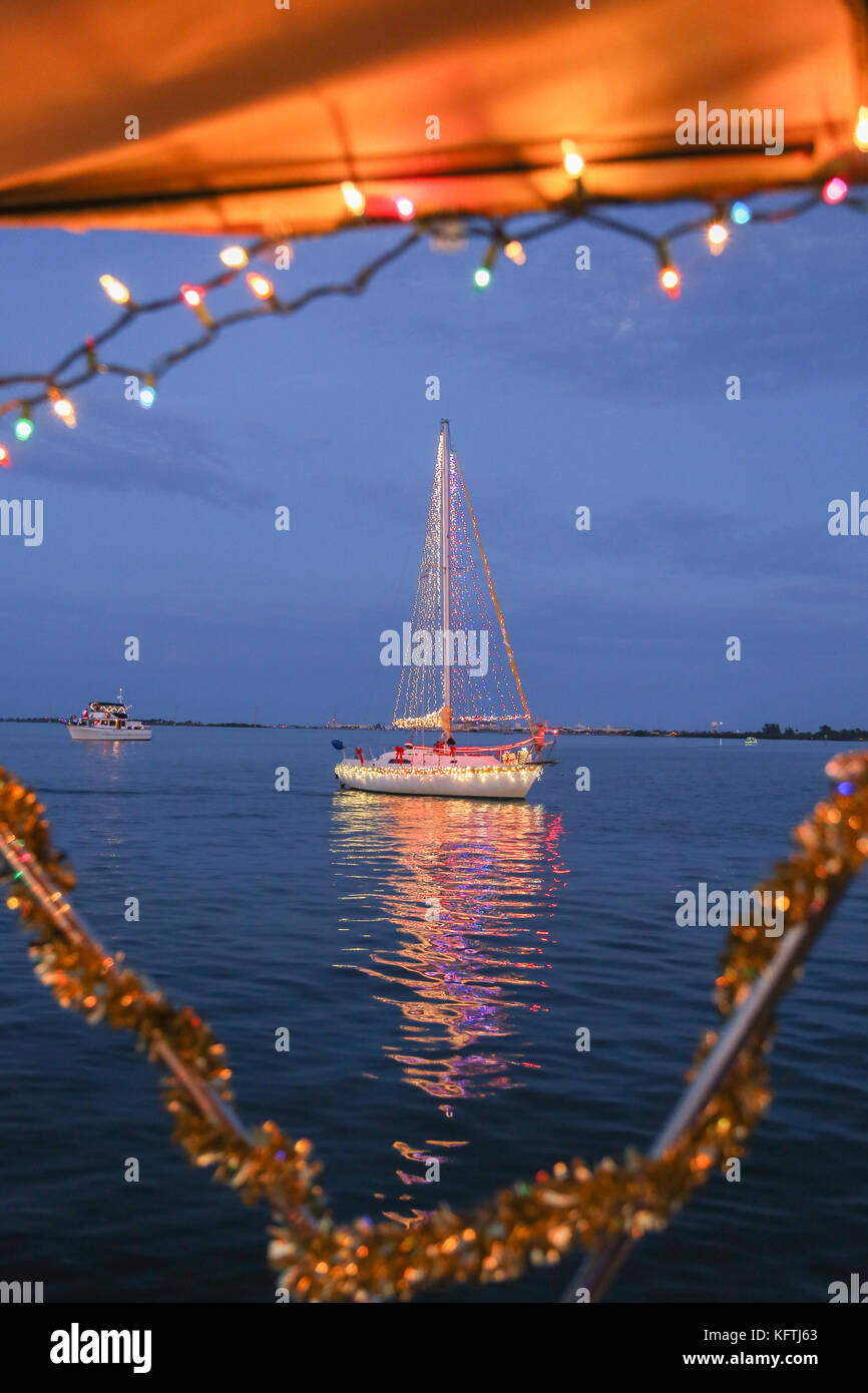 Una barca a vela partecipa a una vacanza sfilata di barche Foto Stock