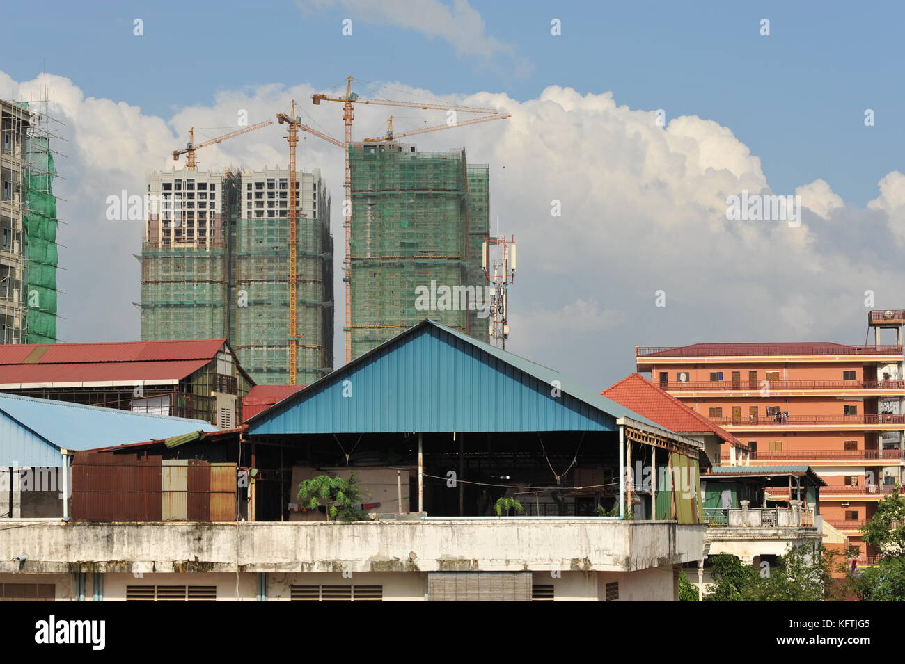 Urbanizzazione durante la stagione dei monsoni, Phnom Penh Cambogia. Credito: Kraig Lieb Foto Stock