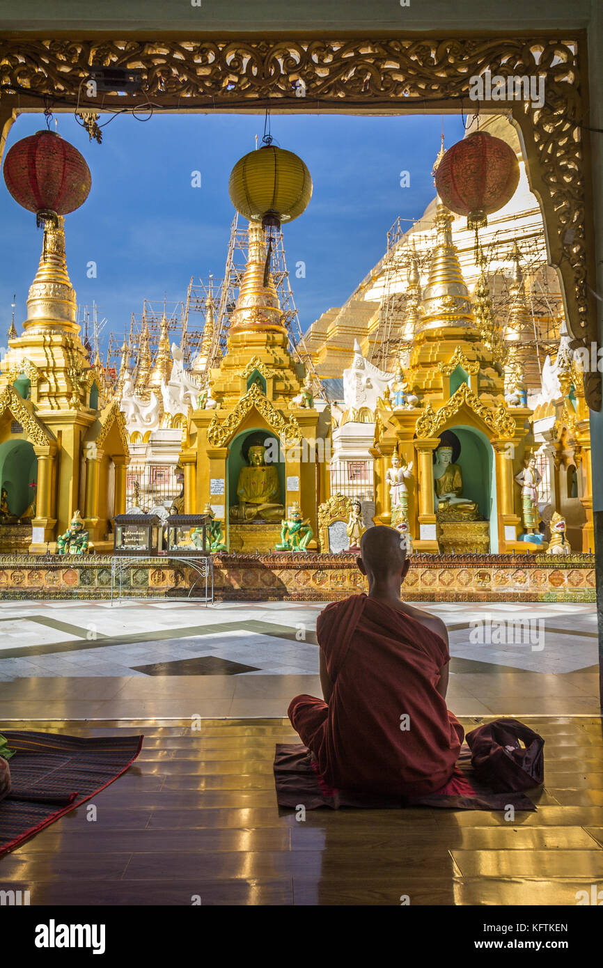 Bella vista di Shwe Dagon Pagoda in Myanmar Foto Stock