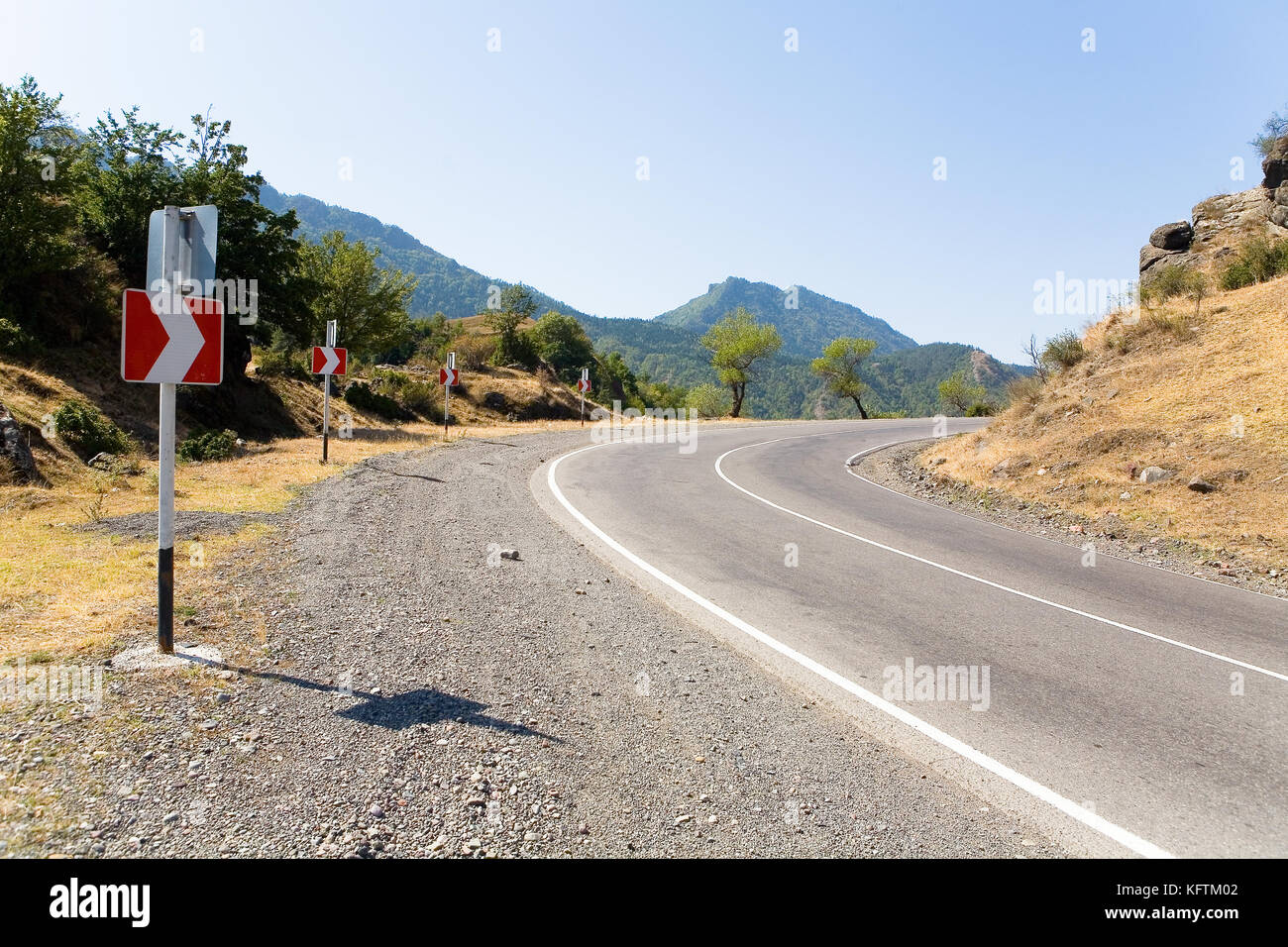 Gli indicatori di un pericoloso girare sulla strada. la Georgia. Foto Stock