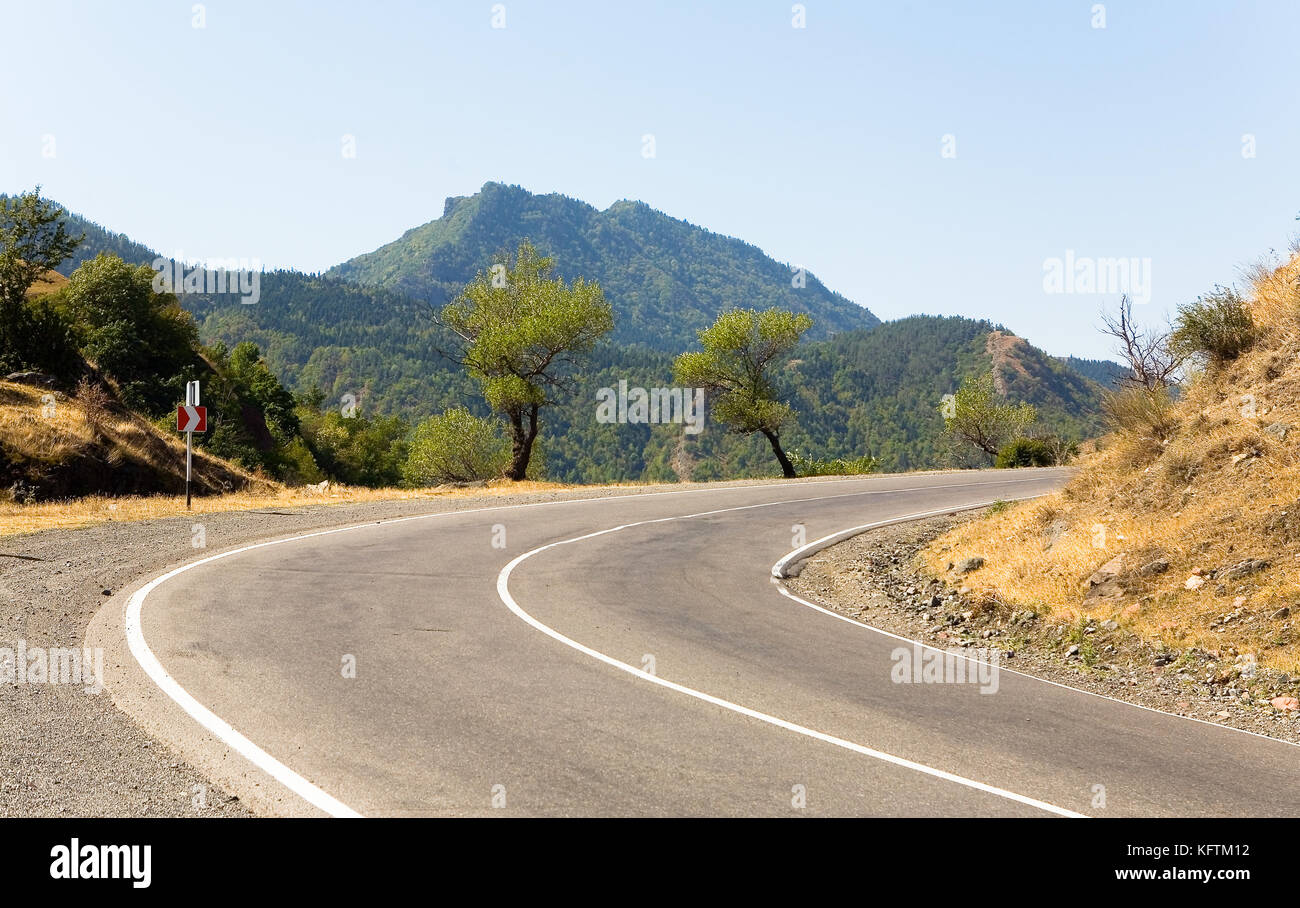 Gli indicatori di un pericoloso girare sulla strada. la Georgia. Foto Stock
