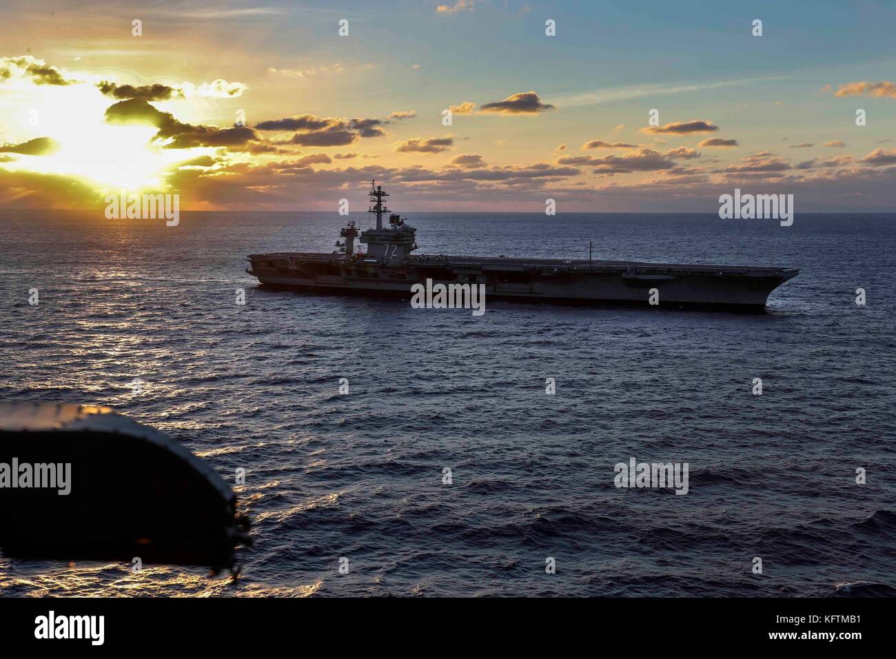 La Nimitz-class portaerei USS Abraham Lincoln (CVN 72) transita il oceano Atlantico Foto Stock