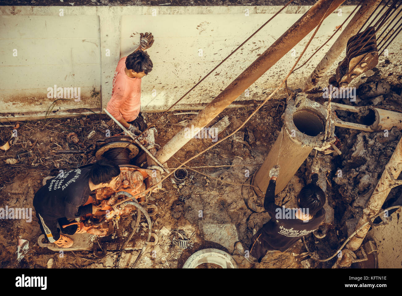 Bangkok, Thailandia - 23 gennaio 2017 : operai asiatici di costruzione che installano il palo annoiato di wet-process per costruzione della casa. foto d'epoca e vecchio film Foto Stock