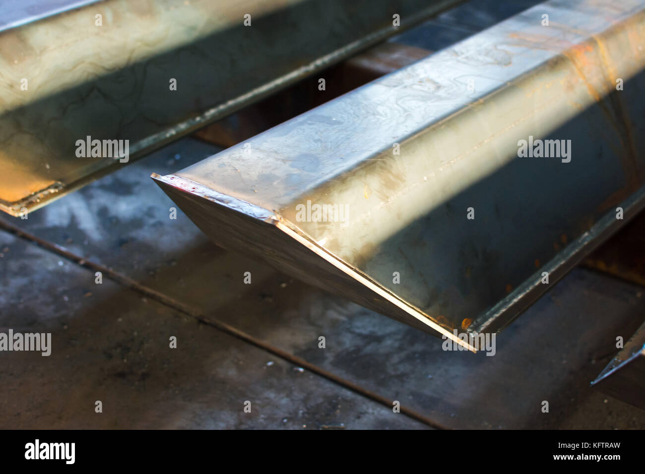 Appena saldato a caldo del tubo di ferro in fabbrica Foto Stock