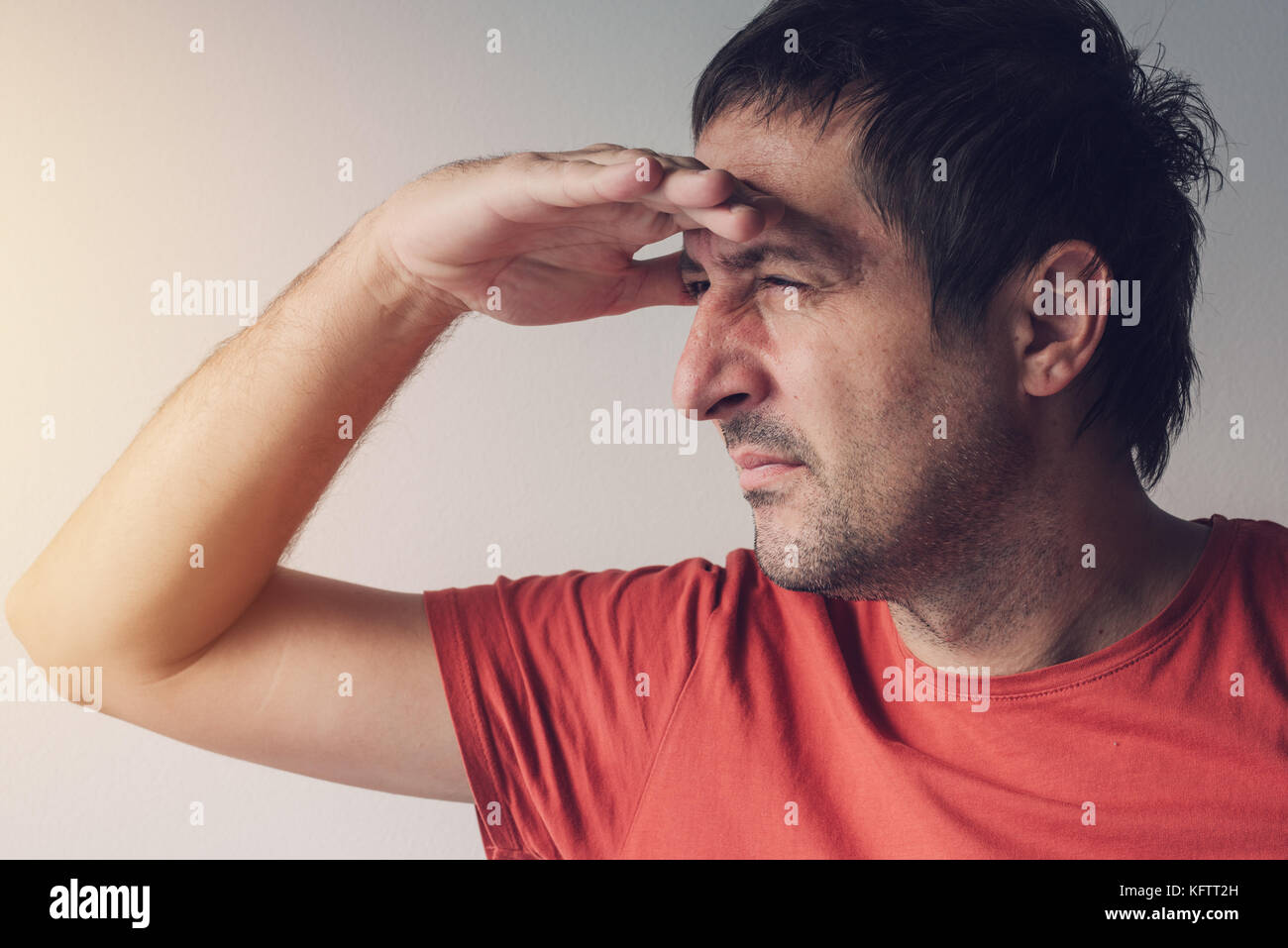 Uomo che guarda verso la fonte luminosa. ottimista concetto di nuove possibilità, di speranza e di soluzioni di problemi. Foto Stock