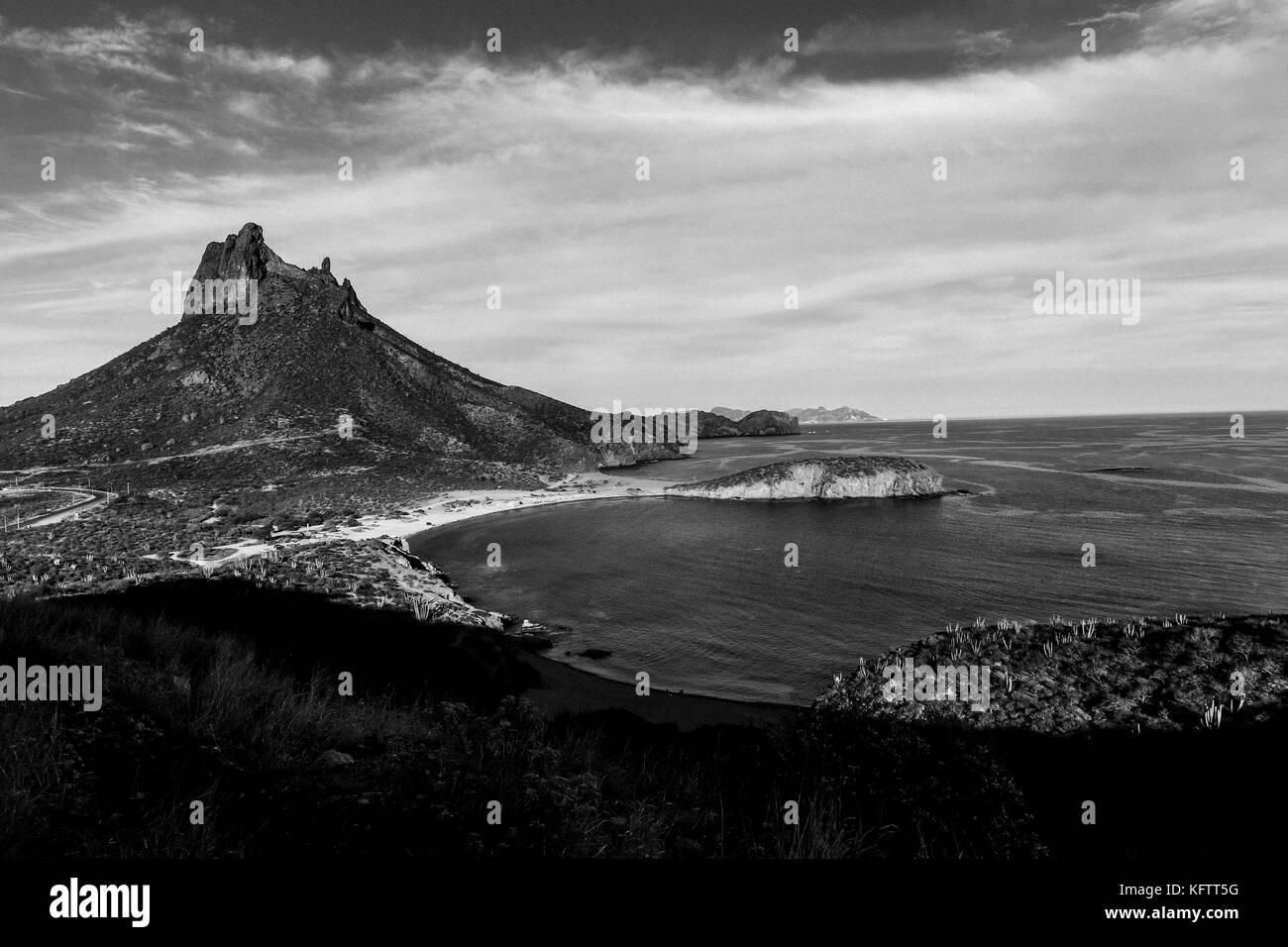 Spiaggia, mare, sahuaros, cactus, deserto oceanico, porto, punto di vista e Tetacahui collina nel porto di San Carlos, sonora, Messico. Golfo della California Foto Stock Spiaggia, mare, sahuaros, cactus, deserto oceanico, porto, punto di vista e Tetacahui collina nel porto di San Carlos, sonora, Messico. Golfo della California Foto Stock