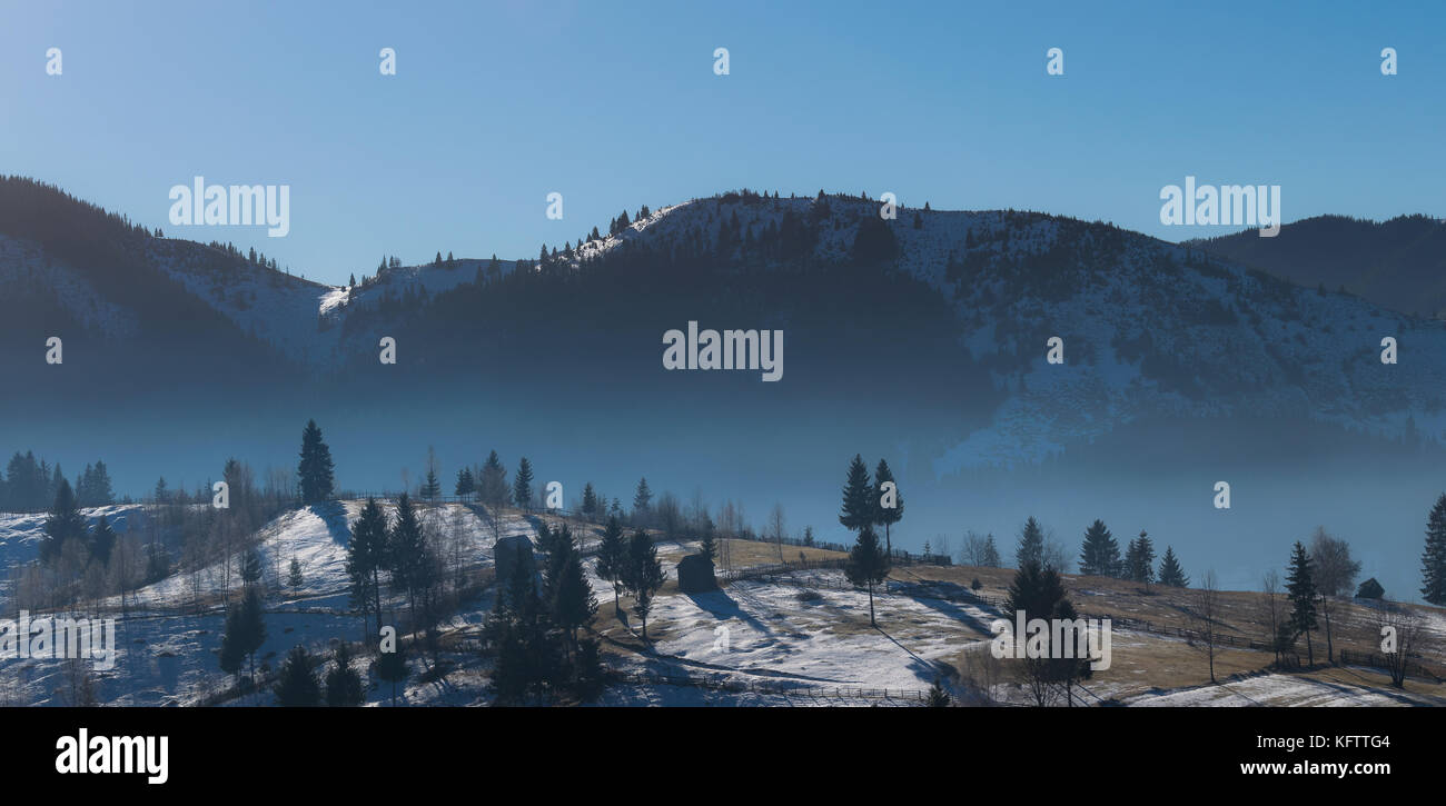 Romania rurale, inverno paesaggio di montagna Foto Stock