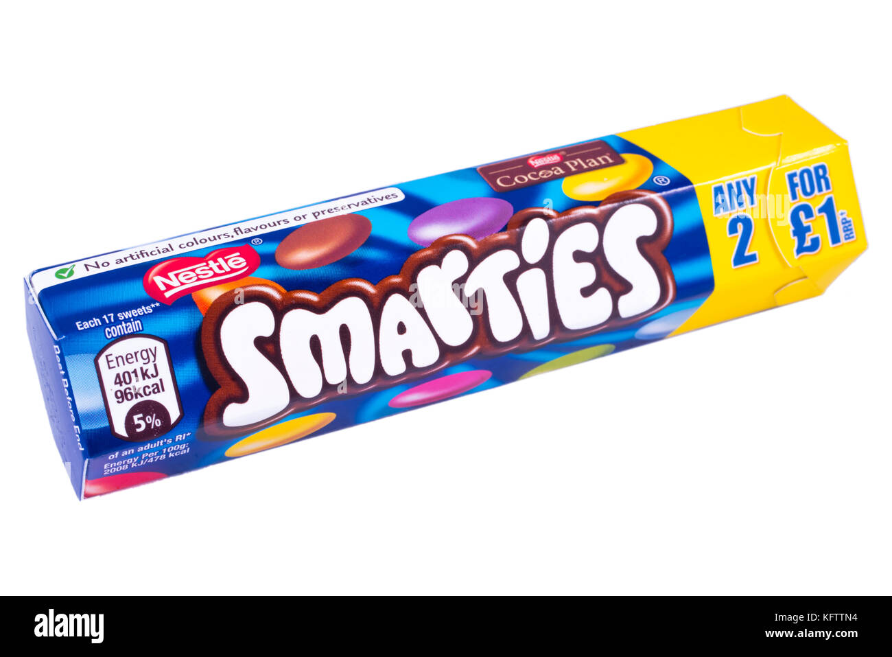 LONDRA, Regno Unito - 10 OTTOBRE 2017: Uno studio girato di un tubo di Smarties su un semplice sfondo bianco, marufactured dalla compagnia Nestle il 10 ottobre Foto Stock