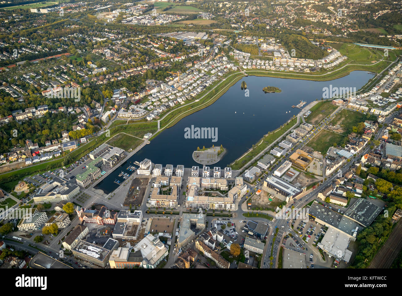 Sviluppo al lago Dortmund di Phoenix, edifici commerciali, case monolamiliari, ex acciaierie a Phoenix Est, Dortmund, Ruhr, Nordrhein-Westfale Foto Stock