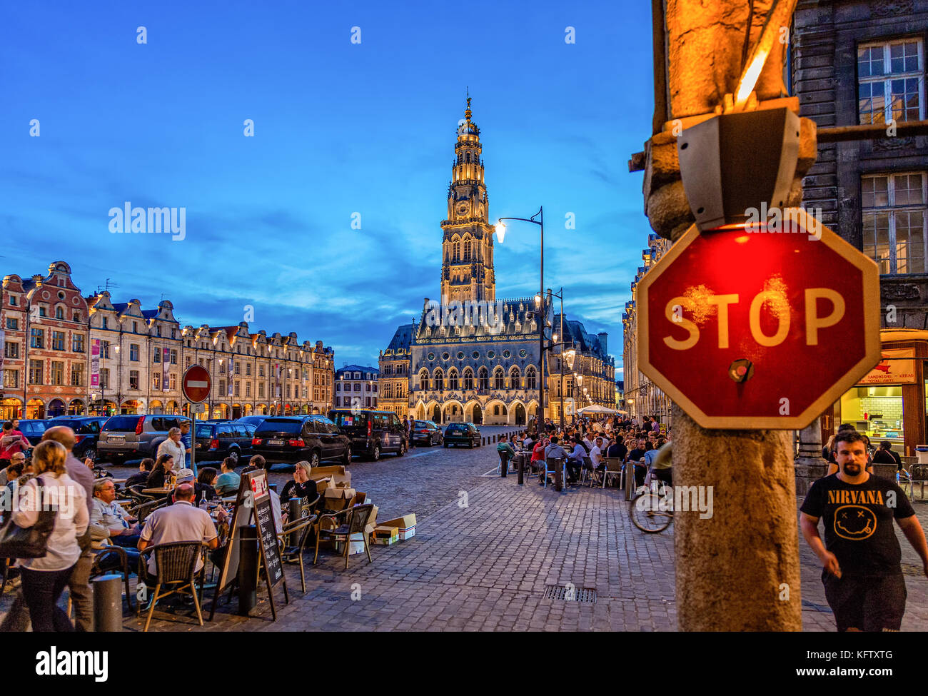 Café la vita sulla place des eroi in Arras Francia al tramonto Foto Stock