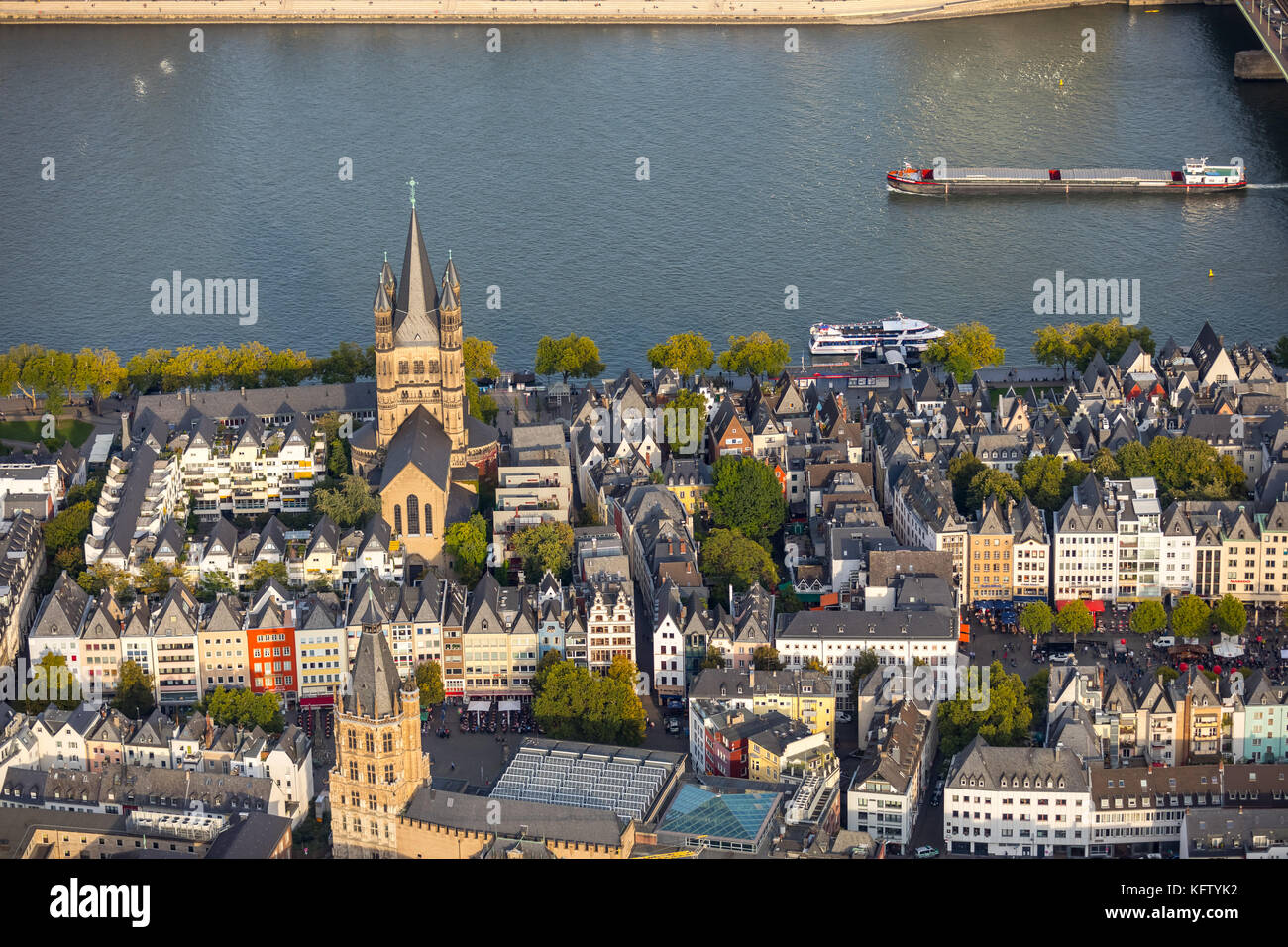 La chiesa cattolica della città vecchia di Colonia, Gross St. Martin, tutti i ponti sul Reno, Hohenzollern Bridge, Severin Bridge, South Bridge, Rhine Cargo SH Foto Stock