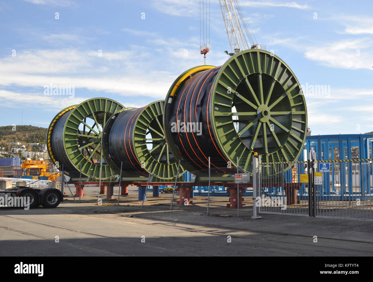 Tre grandi bobine industriali con cavo di un materiale simile a. Dal porto in Drammen Norvegia Foto Stock