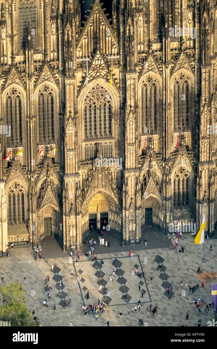 Cattedrale di Colonia, centro di Colonia, porta Ovest al sole serale, ingresso ovest, ingresso principale, piazza della cattedrale, vicino al Museo Romano-Germanico, Cosn Foto Stock