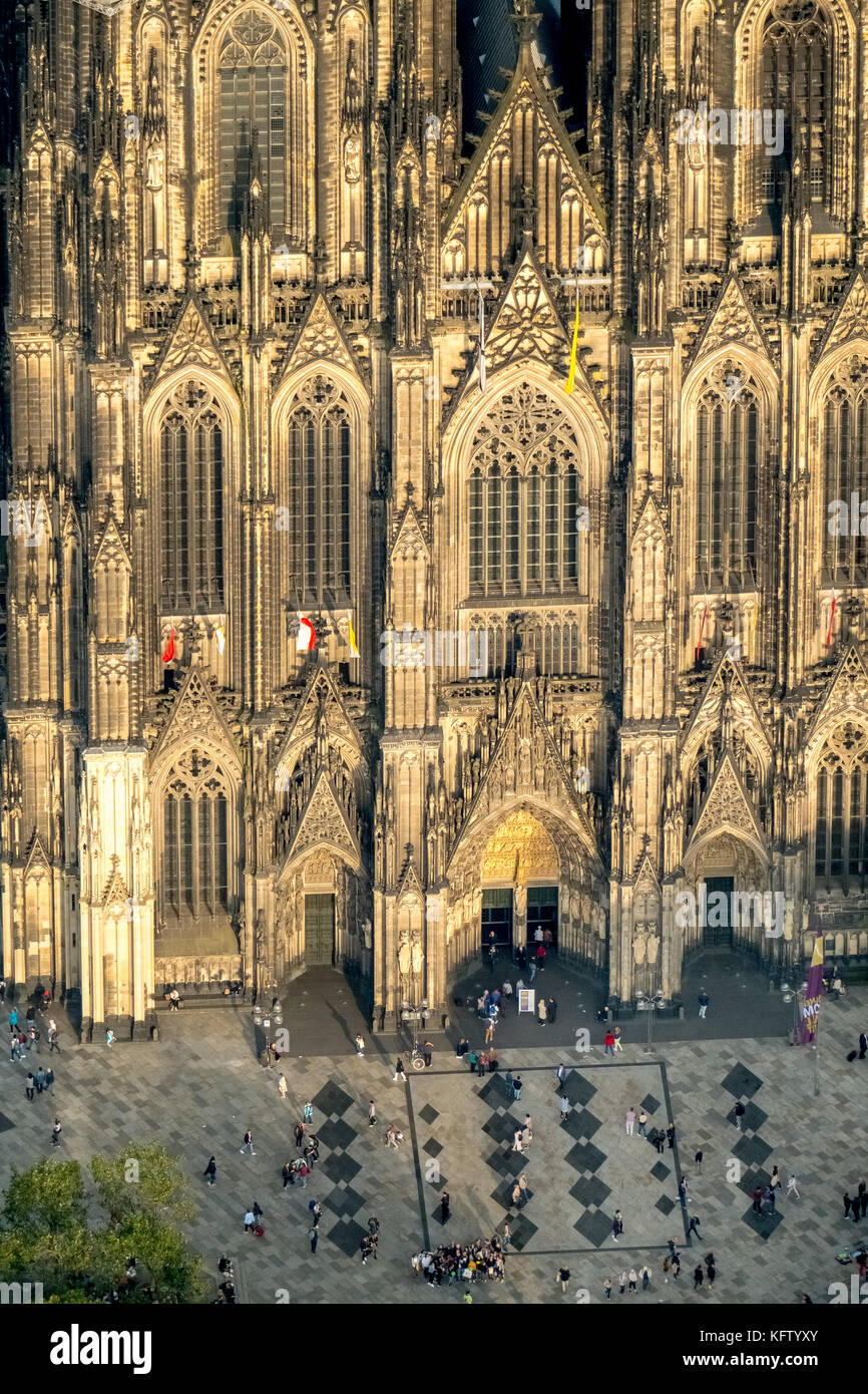 Cattedrale di Colonia, centro di Colonia, porta Ovest al sole serale, ingresso ovest, ingresso principale, piazza della cattedrale, vicino al Museo Romano-Germanico, Cosn Foto Stock