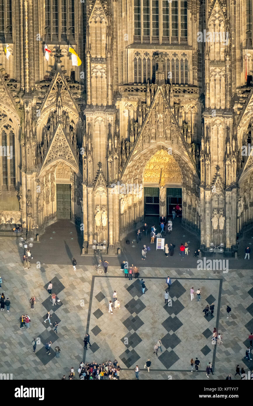 Cattedrale di Colonia, centro di Colonia, porta Ovest al sole serale, ingresso ovest, ingresso principale, piazza della cattedrale, vicino al Museo Romano-Germanico, Cosn Foto Stock