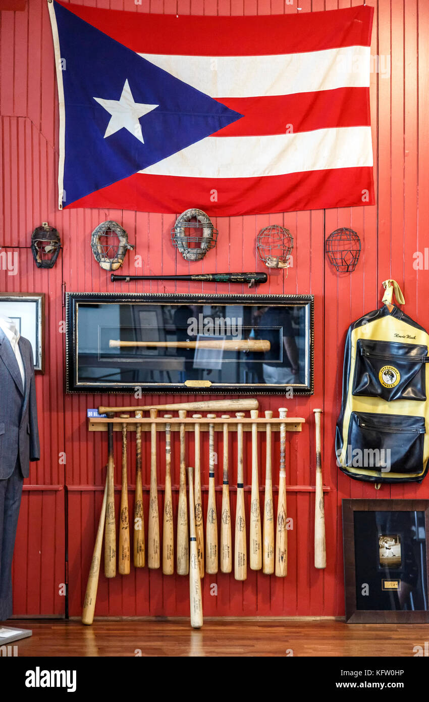 Il Puerto Rican bandiera e mazze da baseball, il Clemente Museum di Pittsburgh, in Pennsylvania, STATI UNITI D'AMERICA Foto Stock